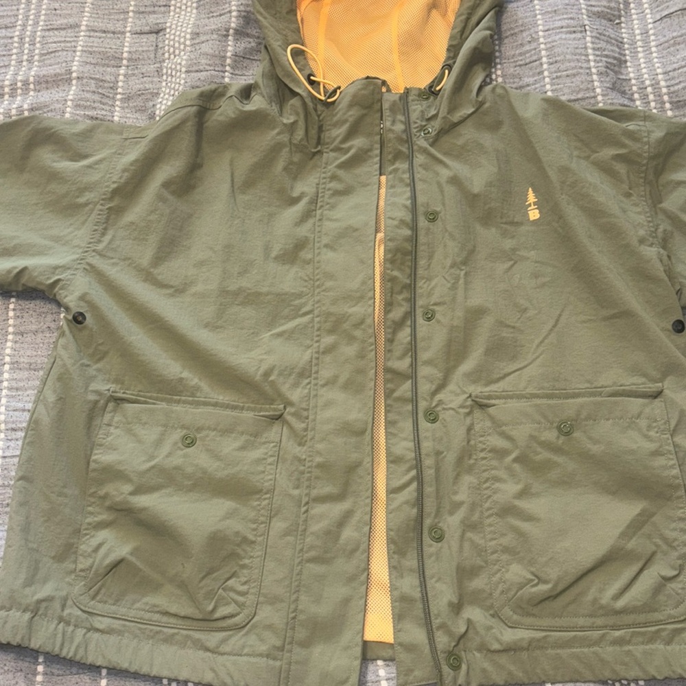 Im selling a nice clean sweater, it’s a size Small.